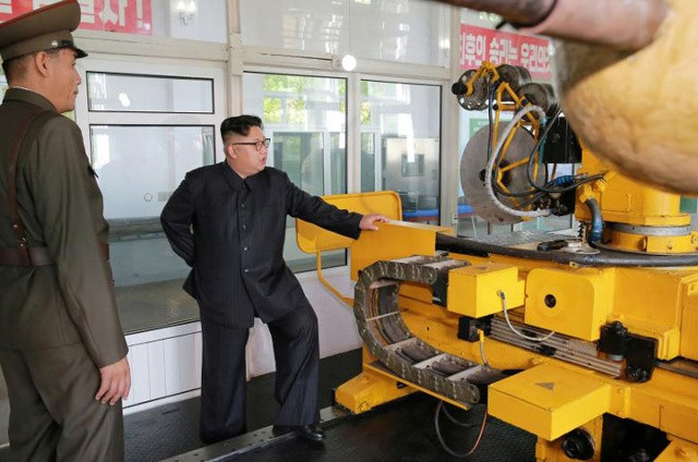 Hãng thông tấn nhà nước KCNA ngày 23/8 cho biết, trong chuyến thăm, ông Kim Jong-un đã chỉ đạo đơn vị này sản xuất thêm động cơ tên lửa sử dụng nhiên liệu rắn trong bối cảnh Triều Tiên đang theo đuổi chương trình hạt nhân và tên lửa bất chấp sự phản đối của cộng đồng quốc tế.