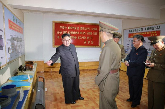 Bảng bên trái (sau lưng ông Kim Jong-un) được một số nhà phân tích vũ khí cho là thiết kế tên lửa Hwasong-13 hoặc Hwasong-11 thế hệ mới, đối diện bên phải ghi rõ ràng thiết kế của tên lửa Pukguksong-3, loại mới nhất trong dòng tên lửa Pukguksong.
