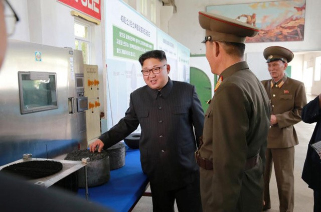 Trong chuyến thăm này, ông Kim Jong-un cũng được thông báo rằng “Viện Vật liệu Hóa học của Triều Tiên đã nghiên cứu, phát triển và nội địa hóa thành công carbon 3D/hỗn hợp cacbua silicon (silicon carbide composite), loại vật liệu tiên tiến nhất sử dụng trong sản xuất đầu đạn và ống xả cho động cơ sử dụng nhiên liệu rắn của tên lửa đạn đạo liên lục địa”.