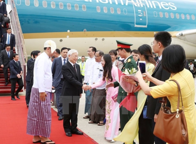 Ra sân bay đón Đoàn có Bộ trưởng Bộ Giao thông và Viễn thông U Than Sin Maung, Thứ trưởng  Bộ Ngoại giao U Kyan Zeyar và một số quan chức chính phủ Myanmar. Phía Việt Nam có Đại sứ Việt Nam tại Myanmar Luận Thùy Dương và cán bộ nhân viên Đại sứ quán. (Ảnh: TTXVN)