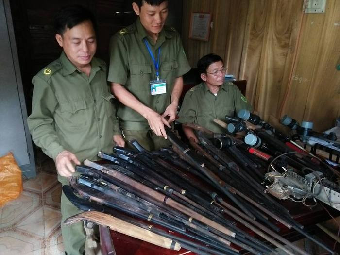  30 khẩu súng và các loại vũ khí tự chế người dân xã Yên Thắng tự nguyện giao nộp cho cơ quan công an.  Ảnh: Đình Tuân