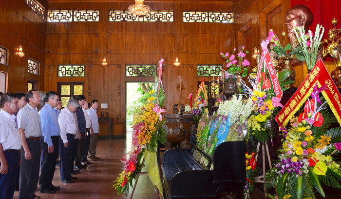 Đoàn công tác của Uỷ ban Dân tộc thành kính tưởng niệm Chủ tịch Hồ Chí Minh. Ảnh: Thành Duy