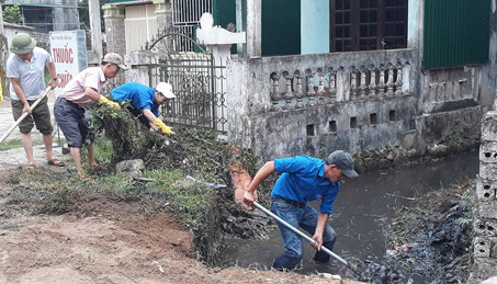 Nhân dân xã Nghi Quang ra quân khơi thông cống, mương, vệ sinh môi trường. Ảnh: Thu Hiền