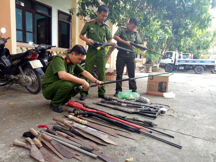 Công an thị xã Thái Hòa kiểm kê súng, vật liệu nổ và công cụ hỗ trợ do người dân giao nộp. Ảnh: Quang Huy.