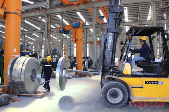 Sản xuất tôn thép ở Nhà máy Tôn Hoa Sen Nghệ An. Manufacturing steel sheet in Hoa Sen Nghe An plant.