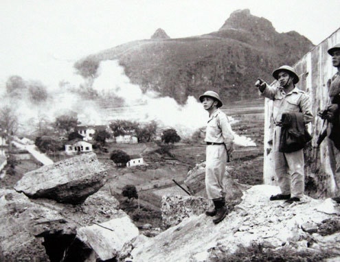 Đại tướng Tổng tư lệnh Võ Nguyên Giáp thị sát thị xã Cao Bằng vừa được giải phóng (1950). Đại tướng Võ Nguyên Giáp thị sát thị xã Cao Bằng vừa được giải phóng (1950).