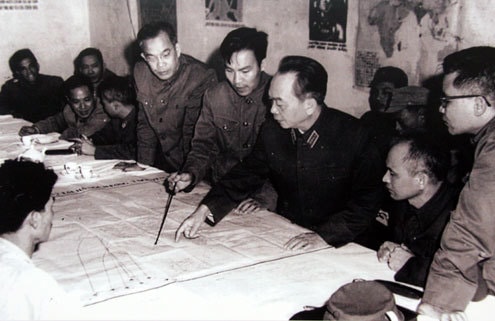 Đại tướng duyệt phương án đánh B52 của Mỹ tập kích vào Hà Nội năm 1972 tại Sở Chỉ huy Quân chủng Phòng không - Không quân. Đại tướng duyệt phương án đánh B52 của Mỹ tập kích vào Hà Nội năm 1972 tại Sở Chỉ huy Quân chủng Phòng không - Không quân.