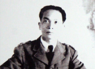 Năm 37 tuổi (1948), Võ Nguyên Giáp được phong quân hàm Đại tướng và ông trở thành Đại tướng đầu tiên của Quân đội Nhân dân Việt Nam. Năm 1948, ở tuổi 37, Võ Nguyên Giáp được phong quân hàm đại tướng và trở thành đại tướng đầu tiên của Quân đội Nhân dân Việt Nam. Trong ảnh, đại tướng Võ Nguyên Giáp làm việc tại chiến khu Việt Bắc năm 1949.