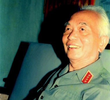 Năm 2010, cán bộ và nhân dân làng Thượng, xã Bảo Lý, huyện Phú Bình (Thái Nguyên) tặng Đại tướng bài thơ thất ngôn tứ tuyệt: Năm 2010, cán bộ và nhân dân làng Thượng, xã Bảo Lý, huyện Phú Bình (Thái Nguyên) tặng đại tướng bài thơ: “Đại tướng anh hùng dễ mấy ai/ Đức độ, anh, uy, trí, dũng, tài/ Thắng hai đế quốc, bách niên thọ/ Hoàn cầu có một, không có hai”.
