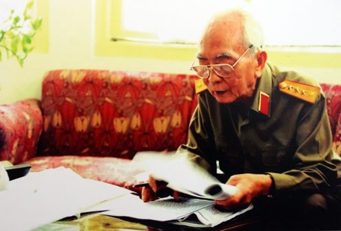 Dù có tuổi nhưng đại tướng vẫn miệt mài làm việc…