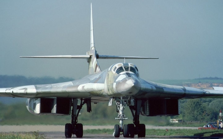 Tu-160 là máy bay ném bom chiến lược hạng nặng tầm xa do hãng Tupolev lừng danh của Nga chế tạo.