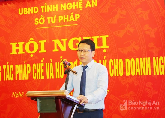 Tiến sỹ Trần Văn Đạt - Phó Vụ trưởng Vụ Các vấn đề chung về xây dựng pháp luật, Bộ Tư pháp trực tiếp truyền đạt kiến thức cho các học viên. Ảnh: Quỳnh Lan