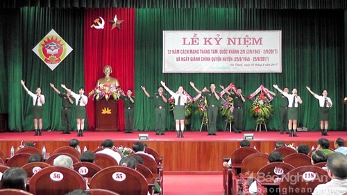 Tiết mục văn nghệ. Ảnh: Thái Hồng