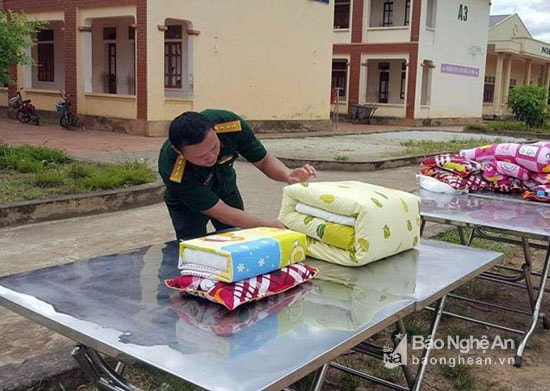 Cách xếp chăn màn gọn gàng như một quân nhân khiến nhiều em ngỡ ngàng vì lần đầu được chứng kiến. Em Lô Kha Hà Trang cho biết, ở nhà em ngủ dậy chỉ gấp chăn màn qua loa, còn bây giờ mới được thấy các chú bộ đội xếp vuông vắn như một khúc gỗ thế này. Ảnh: Đào Thọ 