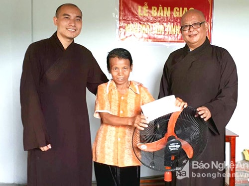 Đại đức Thích Nguyên Quang và Đại đức Thích Tuệ Minh trao tiền hỗ trợ cho gia đình bà Hà Thị Ngân