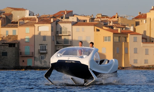 Mẫu taxi trên sông SeaBubbles tại cảng Saint-Tropez, Pháp ngày 18/8. Ảnh: Reuters.