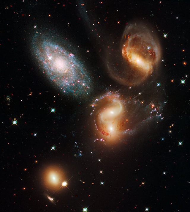 Stephan's Quintet là một nhóm nhỏ gồm năm thiên hà trong chòm sao Pegasus. Theo thời gian, bốn trong số năm thiên hà sẽ hợp nhất với nhau.