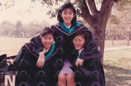 Thiếu nữ Yingluck chụp hình kỷ niệm cùng hai bạn học.