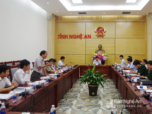 Các thành viên Ban thi đua khen thưởng tỉnh tham gia cuộc họp. Ảnh: Phong Quang.