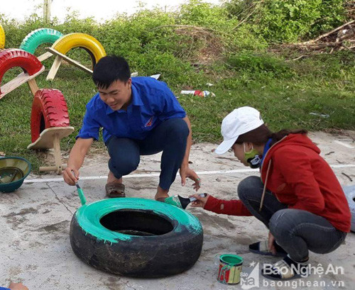 , những ngày cuối tháng 8 này, Đoàn xã còn phát động chương trình “Mùa hè yêu thương cùng em đến trường” đó là làm đồ chơi từ phế liệu tư những chiếc lốp xe ô tô để tặng trường Mầm non có thêm đồ chơi,