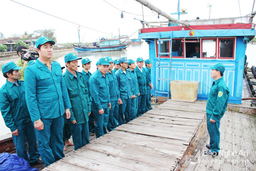 Trung đội dân quân biển xã Son Hải, Quỳnh Lưu thực hiện nhiệm vụ huấn luyện. Ảnh: Phong Quang.