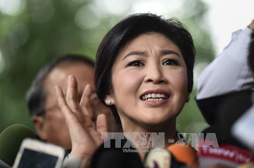 Cựu Thủ tướng Thái Lan Yingluck Shinawatra trả lời báo giới khi tới dự phiên tòa ở Bangkok ngày 5-8. AFP/TTXVN