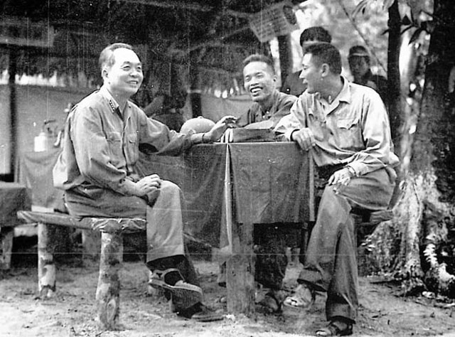 Cùng Tư lệnh Đồng Sĩ Nguyên và Chính ủy Đoàn 559 Đặng Tính nói chuyện tại một lán rừng Trường Sơn (3/1973).