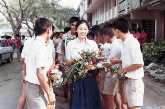 Yingluck từ khi còn đi học đã nổi tiếng vì vẻ đẹp, chiều cao và tính cách năng động. Bà là thành viên tích cực của đội diễu hành trường và đã tham gia một số cuộc thi sắc đẹp. Ảnh: The Nation.