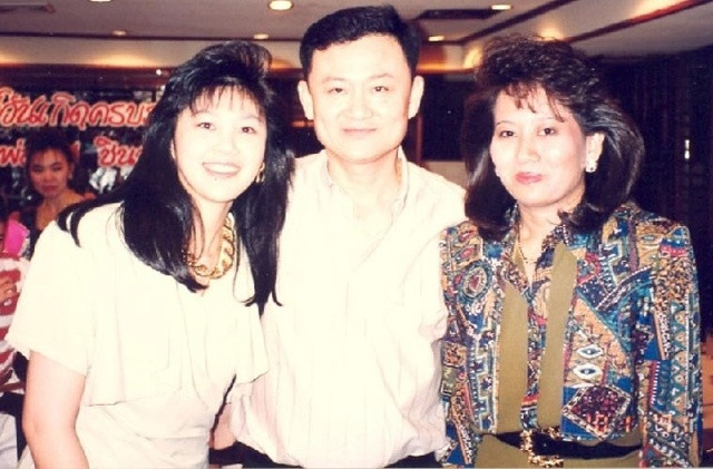 Bà Yingluck (ngoài cùng bên trái) chụp ảnh cùng các anh chị. Anh trai Yingluck, ông Thaksin Shinawatra, đã bị lật đổ trong một cuộc đảo chính của quân đội năm 2006 và phải sống lưu vong.
