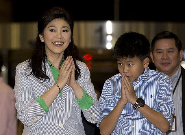 Bà Yingluck kết hôn với Anusorn Amornchat, Tổng giám đốc của M Link Asia Corporation PCL, vào năm 1995. Ảnh chụp bà năm 2014 với cậu con trai Supasek Amornchat. 