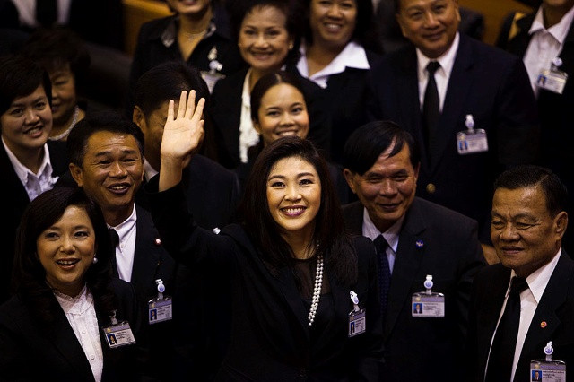 Tháng 5/2011, Đảng Pheu Thái (Vì nước Thái) đề cử bà làm ứng cử viên cho chức thủ tướng trong cuộc tổng tuyển cử cùng năm. Đảng của bà giành được 265 ghế trên tổng số 500 ghế tại Quốc hội Thái Lan. Ngày 8/8/2011, Quốc vương Thái Lan Bhumibol Adulyadej phê chuẩn chính thức bà Yingluck làm nữ thủ tướng đầu tiên của quốc gia này. Ảnh: Getty.