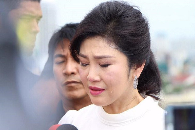 Đầu tháng 5/2014, tòa án tối cao tước chức vị của bà Yingluck vì cáo buộc lạm quyền. Trong hơn 3 năm trên cương vị thủ tướng, cũng là ba năm sóng gió nhất cuộc đời, Yingluck phải đối mặt với hàng loạt sức ép từ phe quân đội, biểu tình, ngập lụt lịch sử ở Bangkok… Kèm theo đó là hàng loạt cáo buộc khác cùng những vụ kiện dai dẳng. Ảnh: Asian Correspondent.
