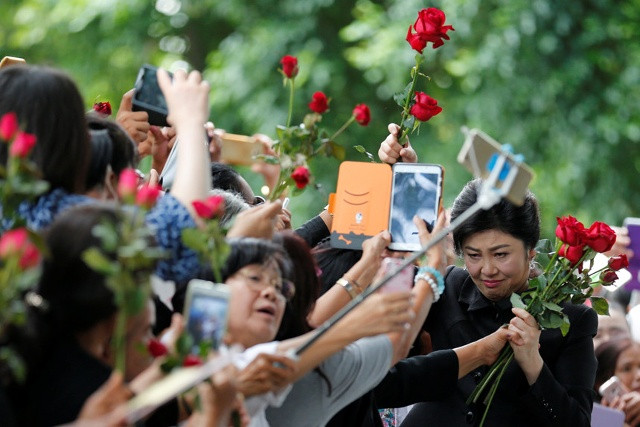 Yingluck bị quản thúc và cấm xuất cảnh. Dù không còn là chính trị gia, bà vẫn đứng ra tổ chức nhiều hoạt động và tuyên bố sẽ chiến đấu hết mình vì công lý. Sáng diễn ra phiên điều trần cuối cùng trong vụ kiện về chương trình trợ giá gạo của bà Yingluck ngày 21/7, những người ủng hộ vẫn tiếp tục đón bà tại cửa Tòa án Tối cao ở Bangkok bằng những bông hoa hồng. 