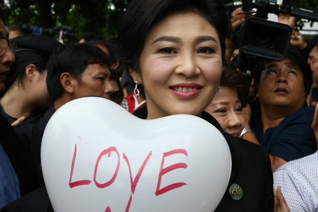 Thaksin Shinawatra, anh trai của bà Yingluck, bắt đầu đưa ra các chương trình trợ giá gạo trước khi ông bị lật đổ trong cuộc đảo chính năm 2006. Nhưng bà là người đẩy dự án tiến xa hơn khi mua gạo của nông dân với mức giá cao hơn khoảng 50% so với giá thị trường. 
