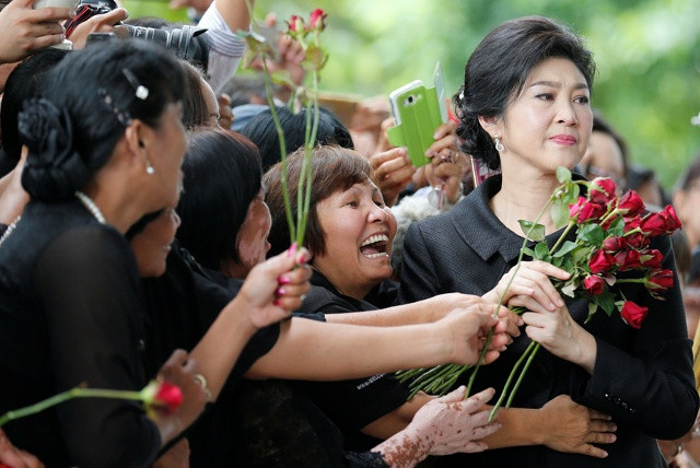 Bà Yingluck đã phải quẹt nước mắt khi đón nhận hoa và tình cảm từ những người ủng hộ. Dù bị cấm tham gia hoạt động chính trị, bà vẫn giữ vai trò đại diện không chính thức cho đảng Pheu Thái. Cựu thủ tướng vẫn nhận được sự ủng hộ vững chắc từ tầng lớp nông dân. 