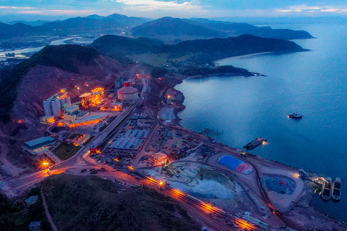 Cụm Trạm nghiền và cảng biển Nghi Thiết thuộc Công ty CP xi măng Nghệ An là một điểm nhấn trong đầu tư tại KKC Đông Nam. Tập đoàn xi măng The Vissai đã đầu tư vào Nghệ An trên 13.000 tỷ đồng xây dựng các công trình. Ảnh: Sỹ Minh 