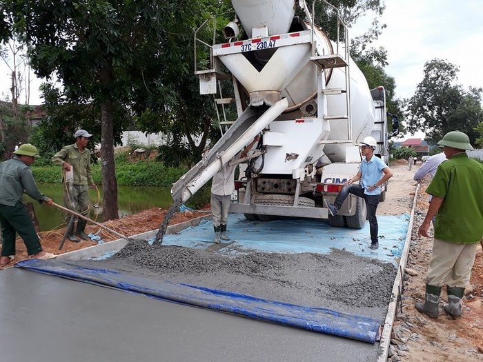 Nâng cấp, sửa chữa đường giao thông nông thôn ở xã Hồng Long (Nam Đàn). Ảnh: Đinh Nguyệt