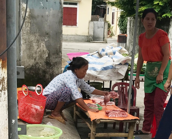 Phong trào “thịt xuống đường” này gây cũng khó khăn đến hoạt động kinh doanh thực phẩm tươi sống của các tiểu thương ở chợ truyền thống. Bà Nguyễn Thị Lan, tiểu thương chợ Hưng Dũng cho hay: 