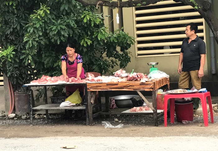 Nắm bắt nhu cầu người tiêu dùng, hiện có nhiều người dân đưa hàng thực phẩm tươi sống từ các miền quê đưa xuống thành phố Vinh để bán. Gian hàng “thực phẩm quê” đơn giản có khi chỉ là tấm bạt, ni lông… với dăm bảy cân thịt lợn, thịt bê, thịt trâu, bò được trải lên một góc nào đó của vỉa hè. Ảnh: Phương Thúy