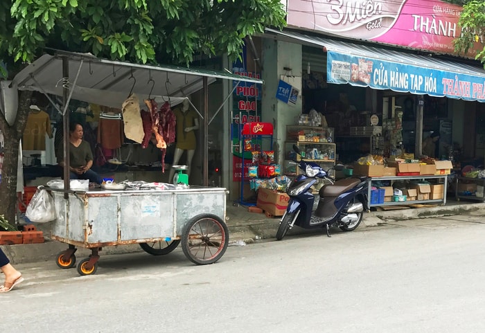 Theo quan sát, vào buổi sáng tại các tuyến đường như Lê Viết Thuật, Phạm Hồng Thái, Nguyễn Sỹ Sách, Ngô Đức Kế... sẽ dễ dàng bắt gặp nhiều điểm bán hàng thịt gia súc trên vỉa hè, lề đường. Ảnh: Phương Thúy