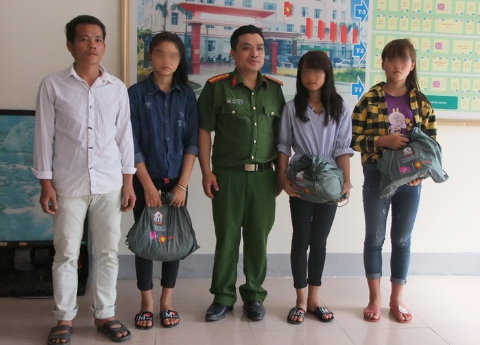 Các nạn nhân được phòng CSHS Công an Nghệ An giải cứu, hỗ trợ và bàn giao cho gia đình. Ảnh: Trọng Tuấn
