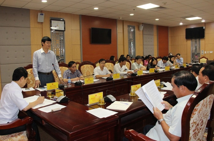 Tại cuộc giao ban, thay mặt UBND tỉnh, Phó Chủ tịch Thường trực UBND tỉnh Lê Xuân Đại cũng đã giải trình làm rõ nhiều vấn đề mà các đại biểu quan tâm liên quan đến tình hình đơn thư, công tác giải quyết các kiến nghị của cử tri, công tác bội chi quỹ BHYT...