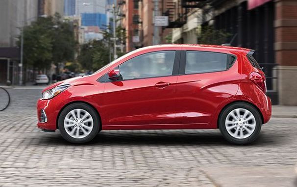 Chevrolet Spark 2017 có giá bán 13.875 USD (khoảng 315 triệu đồng).