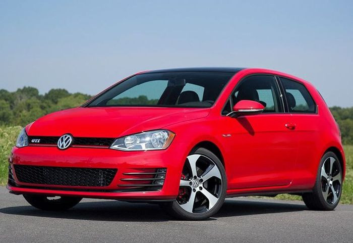 Volkswagen Golf and GTI 2017 có giá bán từ 20.715 USD (khoảng 470 triệu đồng).