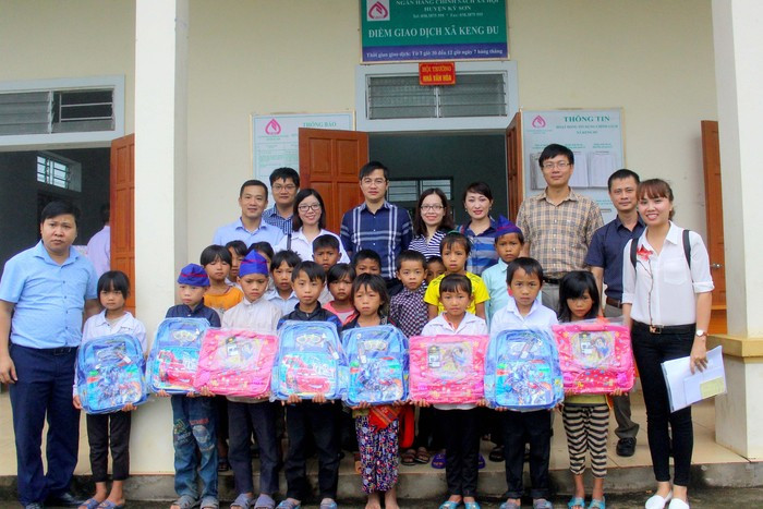 Tặng quà cho các em học sinh nghèo học giỏi ở Keng Đu
