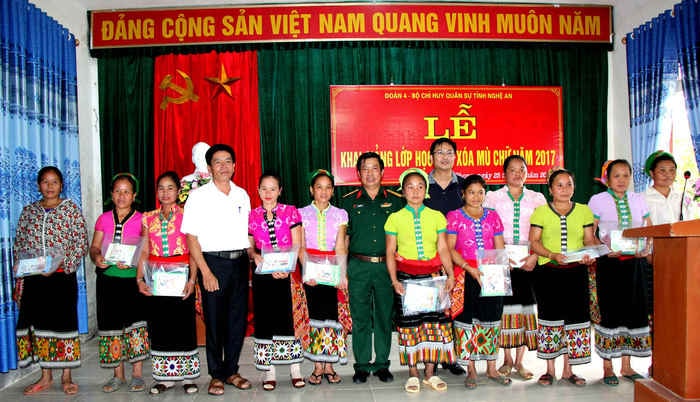 Sáng 25/8/2017 tại Trường tiểu học Tri Lễ 1 thuộc xã Tri Lễ (Quế Phong), Đoàn 4  thuộc Bộ Chỉ huy Quân sự tỉnh đã tổ chức Lễ khai giảng lớp học sau xóa mù chữ năm 2017 cho bà con trong xã Tri Lễ. Trong ảnh: Đại tá Đặng Đức Mậu- PBT Đảng ủy, Đoàn trưởng Đoàn 4 cùng đồng chí Hà Ngọc Thy- ủy viên BTV, Trưởng ban tuyên Giáo huyện ủy Quế Phong và bí thư xã Tri Lễ trao tặng quà vở viết và bút chì cho các học viên. Ảnh: Hùng Cường