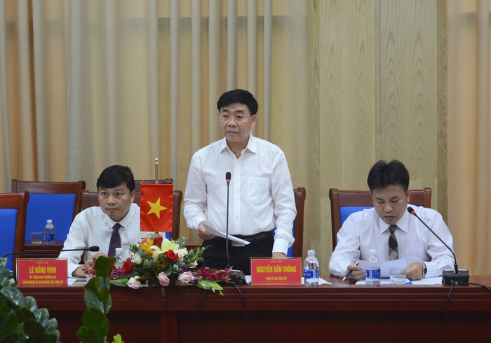 Phó Bí thư Tỉnh ủy Nguyễn Văn Thông thông báo với đoàn công tác kết quả hợp tác giữa Nghệ An và các tỉnh bạn của Lào thời gian qua. Ảnh: Thu Giang