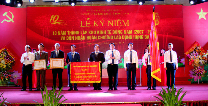 Bộ KH&ĐT tặng Bằng khen và lãnh đạo tỉnh Nghệ An trao tặng bức trướng chúc mừng KKT Đông Nam về những thành tích 10 năm hoạt động và đón nhận Huân chương Lao động Hạng Ba. Ảnh: Nguyên Sơn