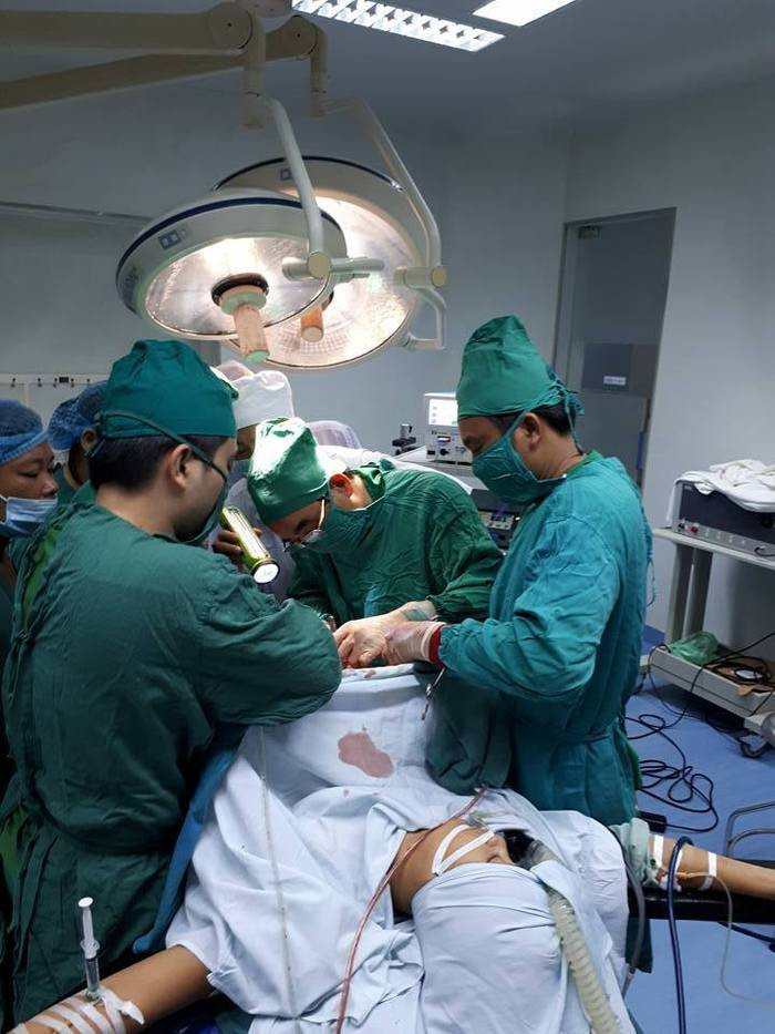 Các bác sỹ Bệnh viện Quân y 4 phẫu thuật cứu sống bệnh nhân.