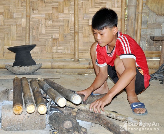 Lê Quốc Khánh tranh thủ lam măng chua bán kiếm tiền mua sách vở. Ảnh: Công Kiên